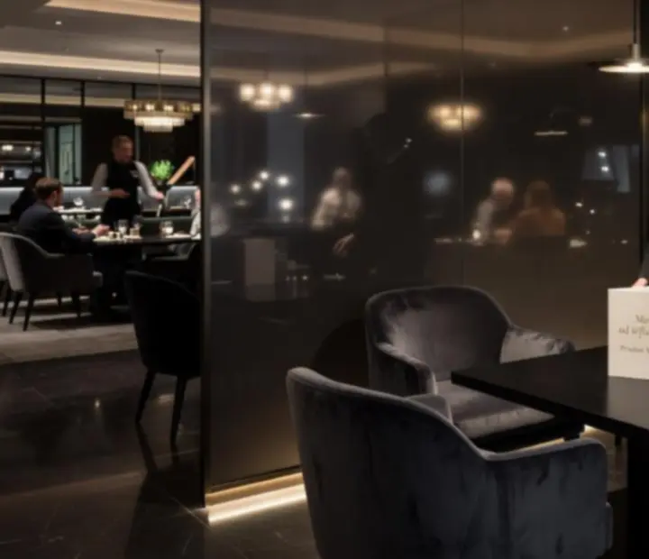 Soukromá VIP zóna v Plzeria s výhledem na restauraci a lounge